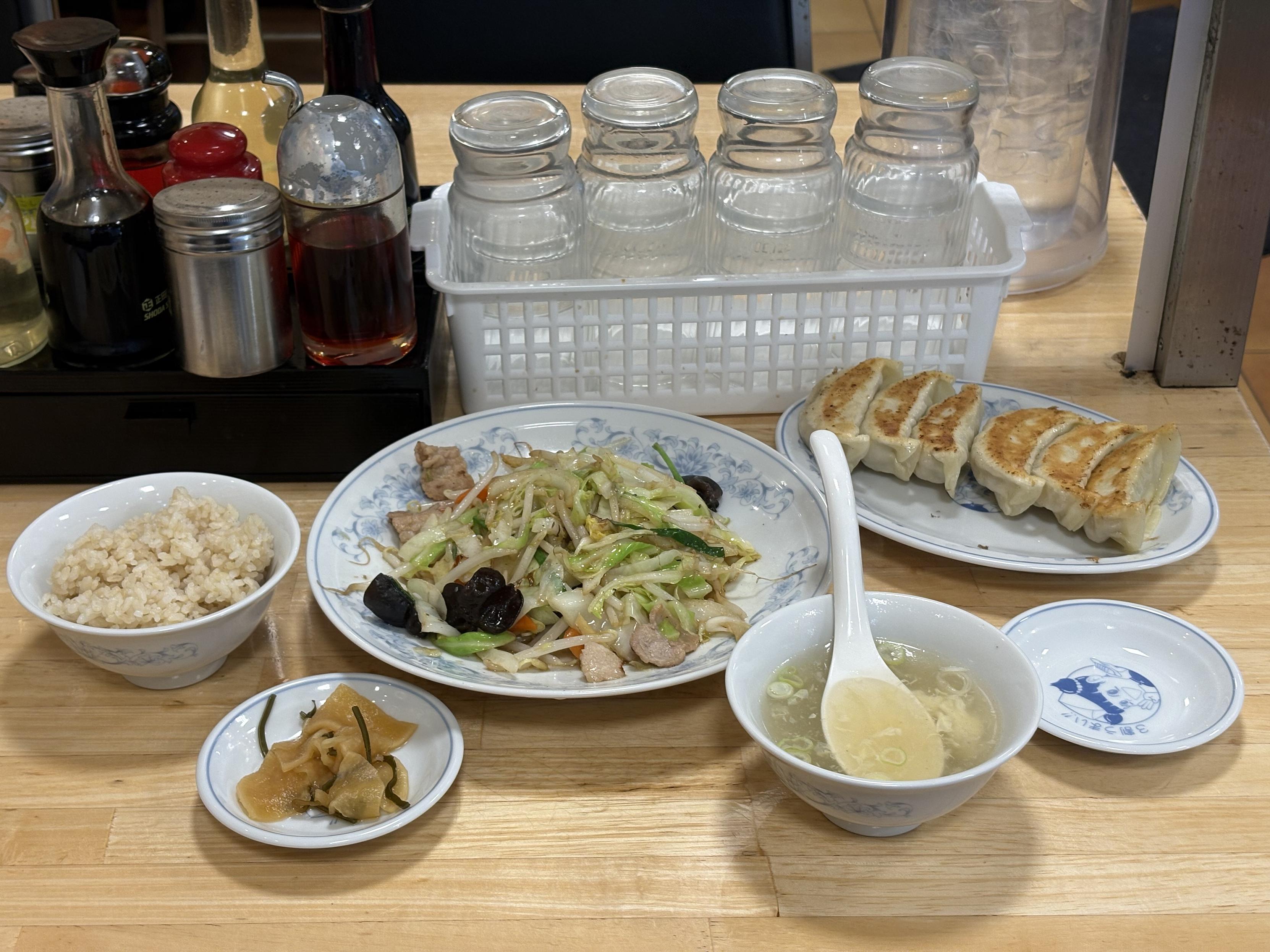 ぎょうざの満洲の野菜炒め定食
左からライス玄米小盛、漬物、野菜炒め、スープ、焼餃子6個
